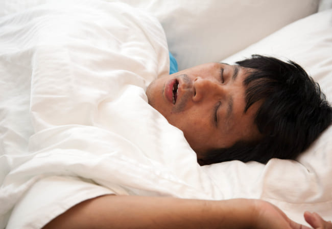 口を開けて寝ている男性